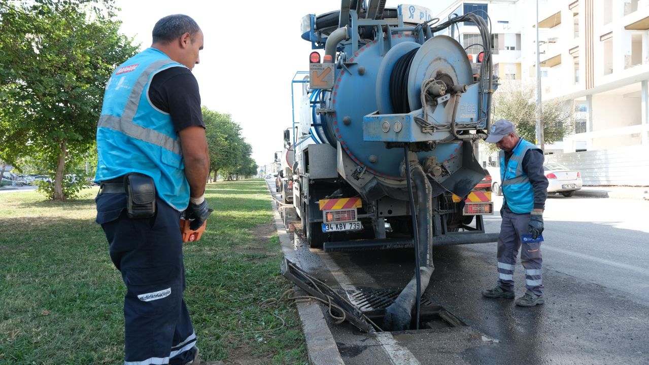 ASAT, Kepez'de yağmursuyu hatlarını temizliyor