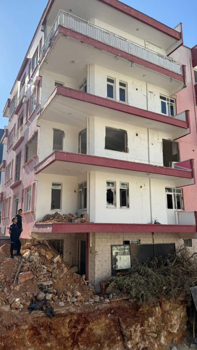 4 katlı metruk binada yangın çıktı; 1 erkek cesedi bulundu