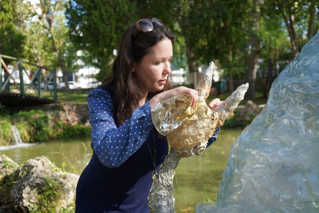 Atıkları güzelliğe dönüştürüyor