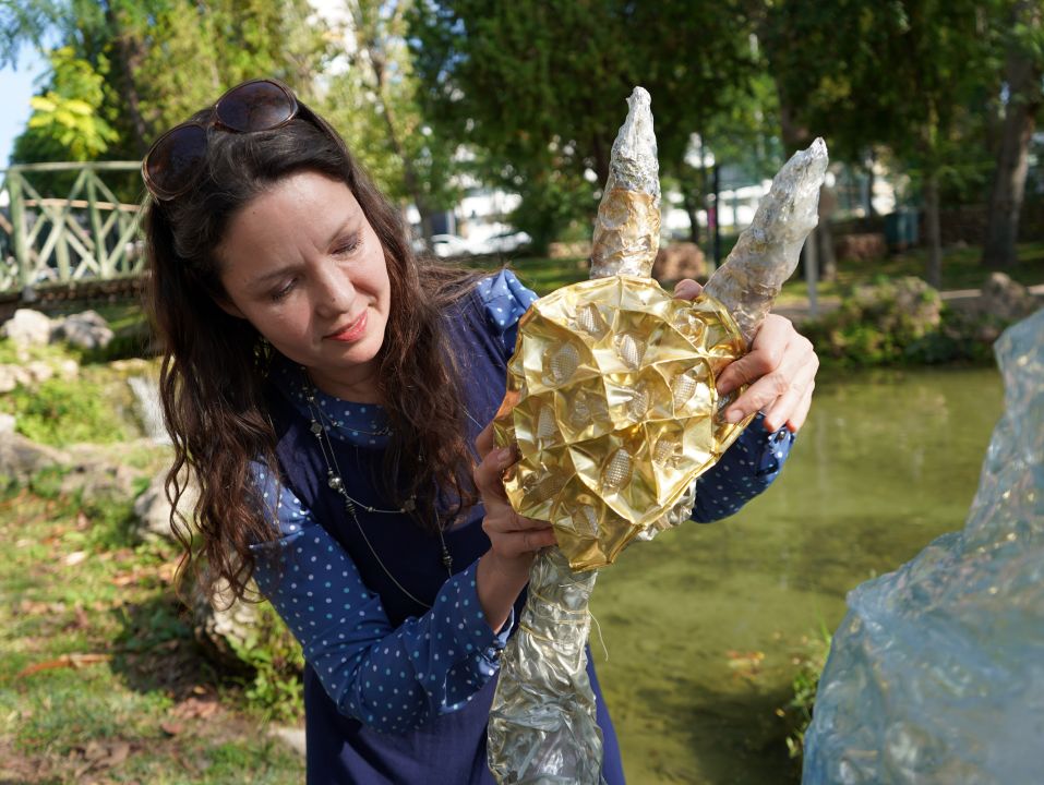 Atıkları güzelliğe dönüştürüyor