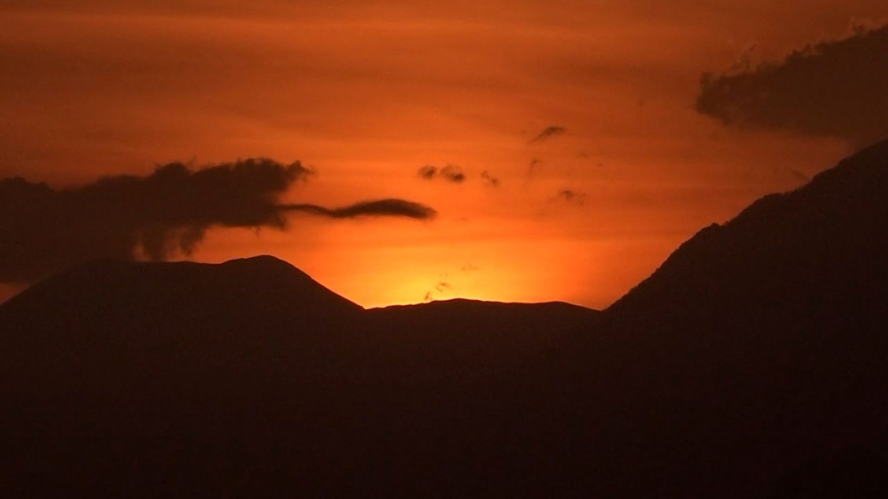 Antalya'da gün batımında gökyüzü turuncuya büründü