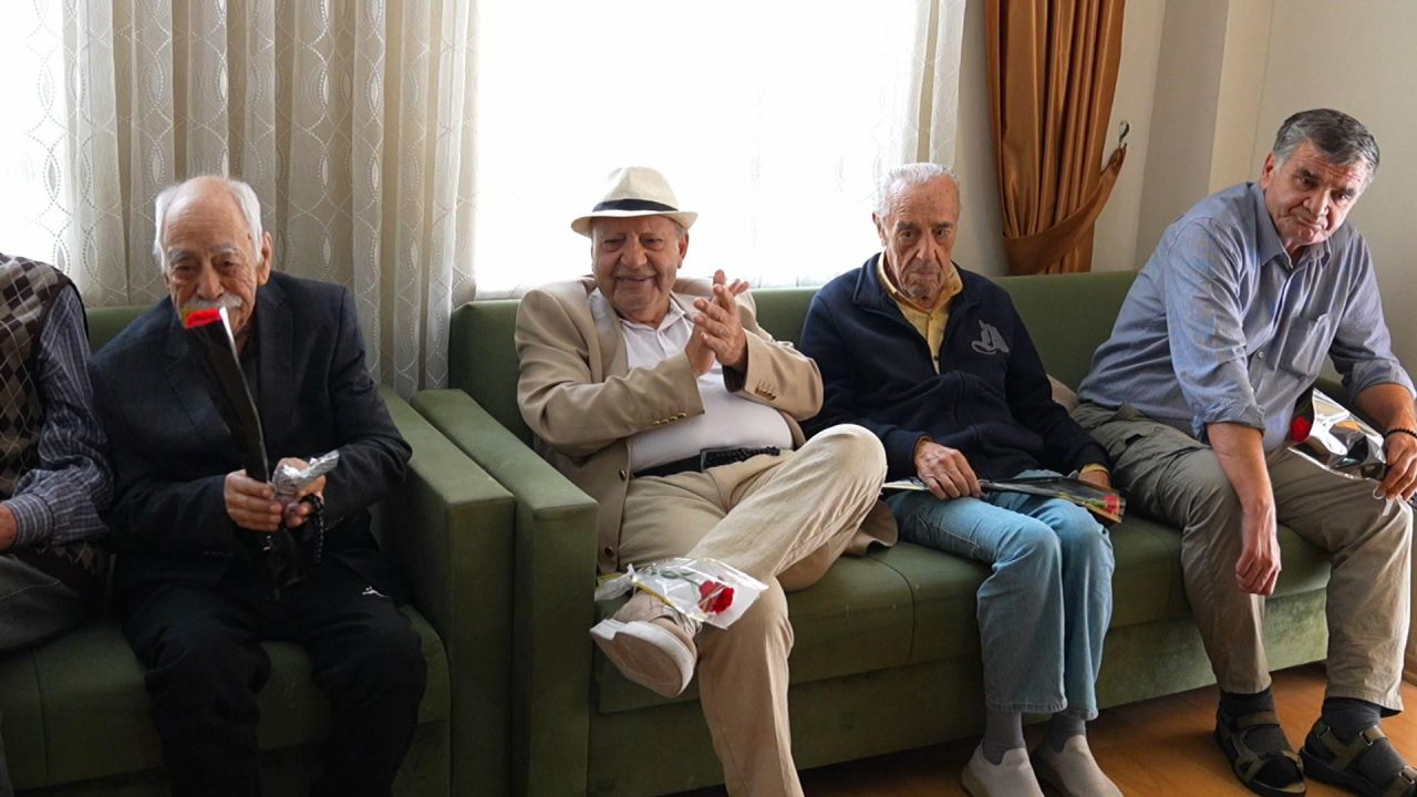 Otomobil tutkunlarından huzurevi ziyareti