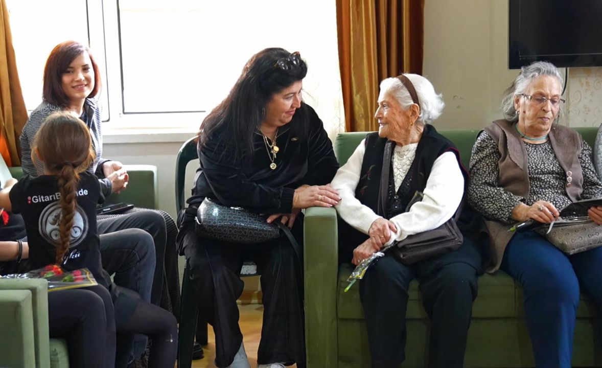 Otomobil tutkunlarından huzurevi ziyareti