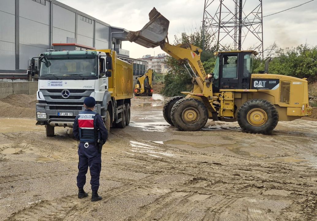 Çalınan 50 kamyon kum, sahilde dev çukurlara neden olan yerlerine döküldü