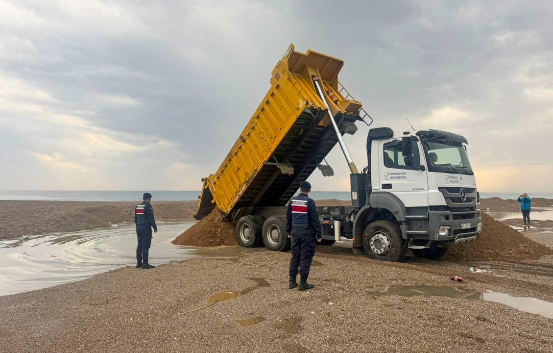 Çalınan 50 kamyon kum, sahilde dev çukurlara neden olan yerlerine döküldü