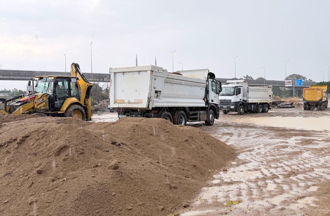 Çalınan 50 kamyon kum, sahilde dev çukurlara neden olan yerlerine döküldü