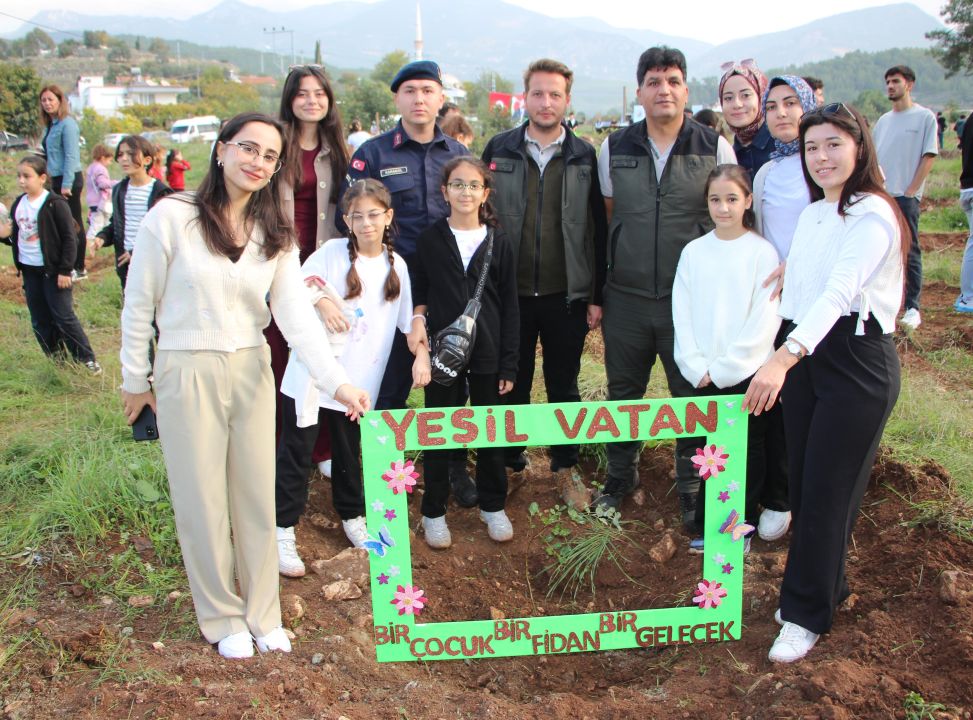 Fidanlara can suyunu öğrenciler verdi