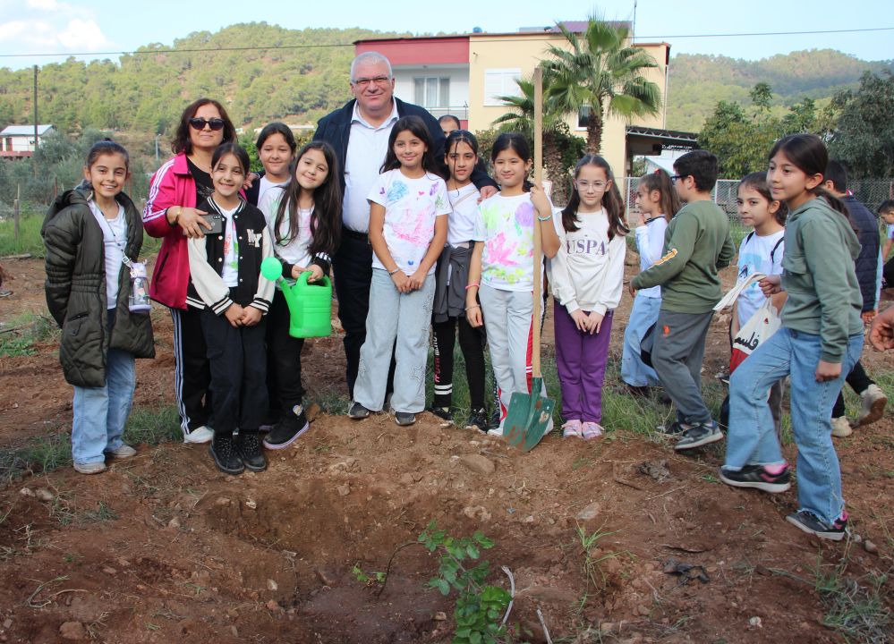 Fidanlara can suyunu öğrenciler verdi