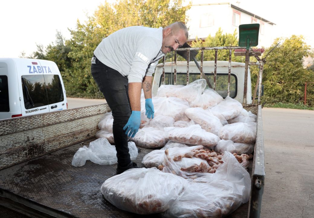 Antalya'da son kullanma tarihi geçmiş 25 ton tavuk ürünü imha edildi