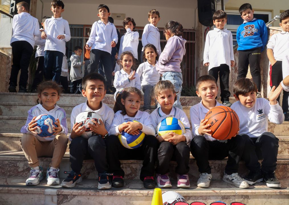 Büyükşehir'den geleceğin sporcularına malzeme desteği