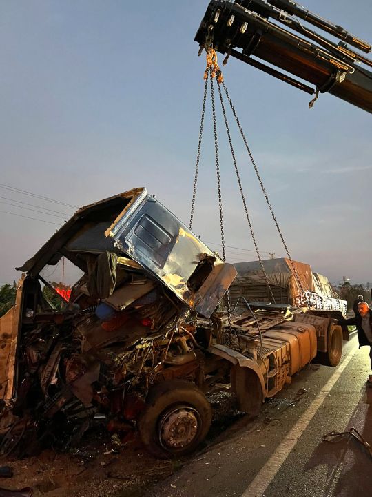 Yolcu otobüsüyle TIR çarpıştı: 5 yaralı