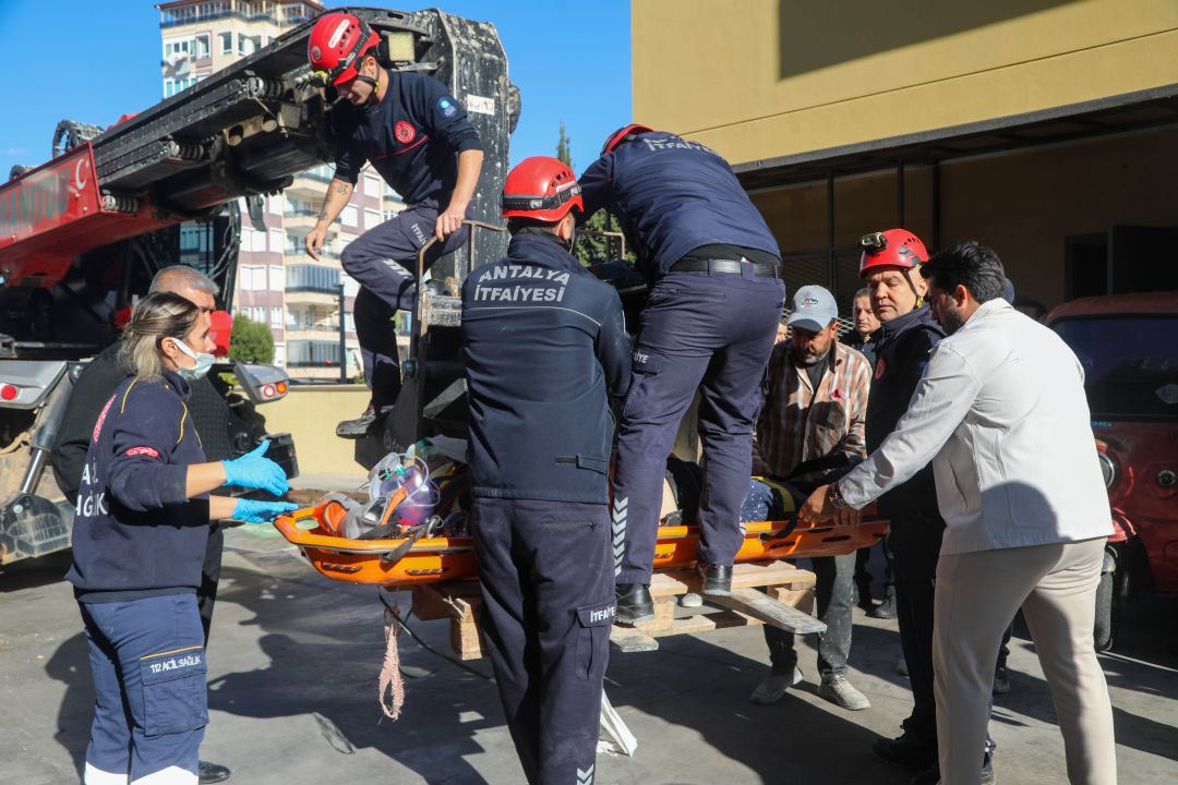 İnşaatın 5'inci katından 2'nci kata düşen işçi, iş makinesiyle indirildi