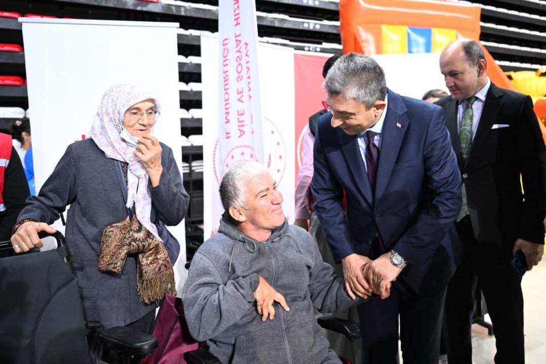 Antalya’da engeller sevgiyle aşılıyor