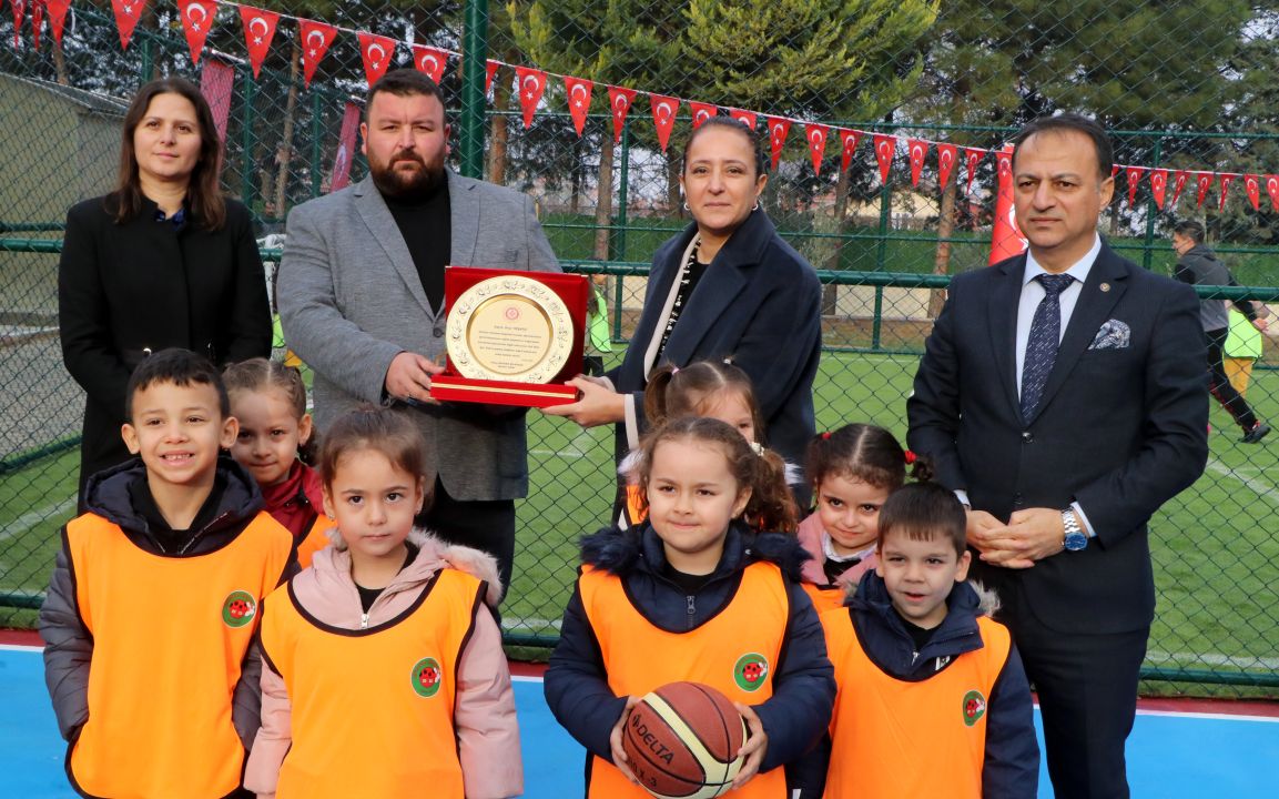 Anaokuluna futbol, voleybol ve basketbol sahası
