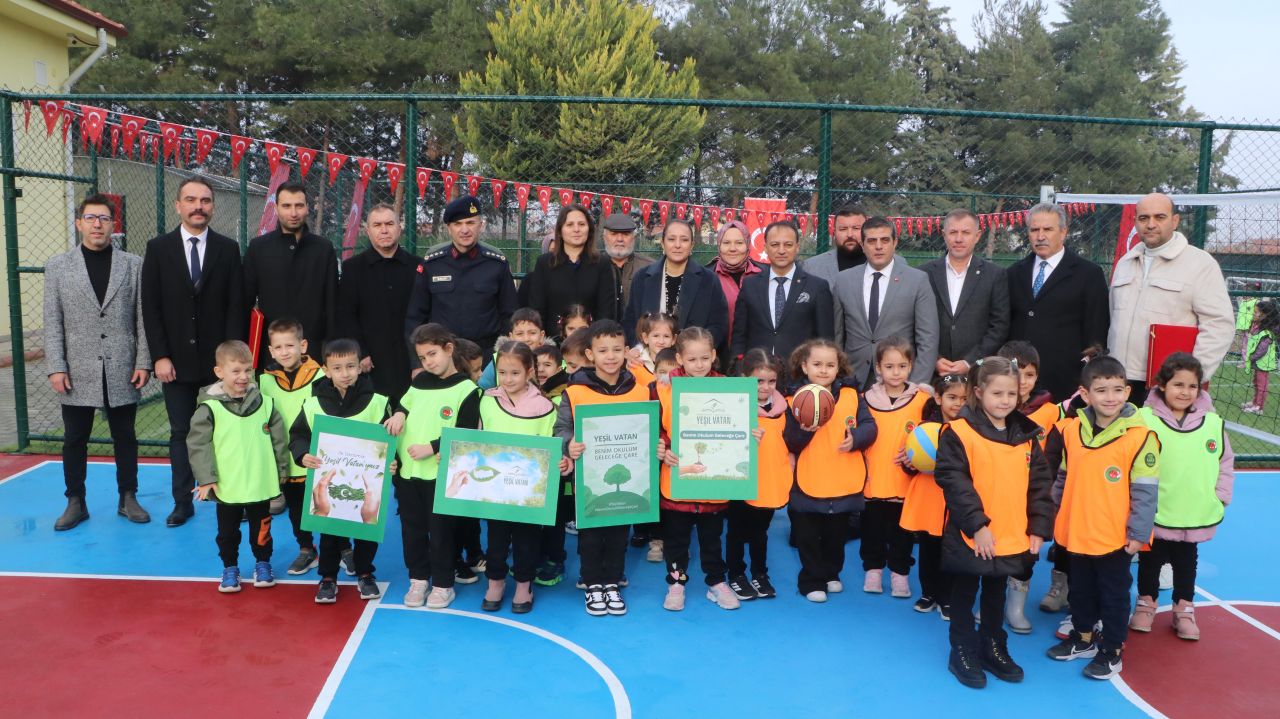 Anaokuluna futbol, voleybol ve basketbol sahası