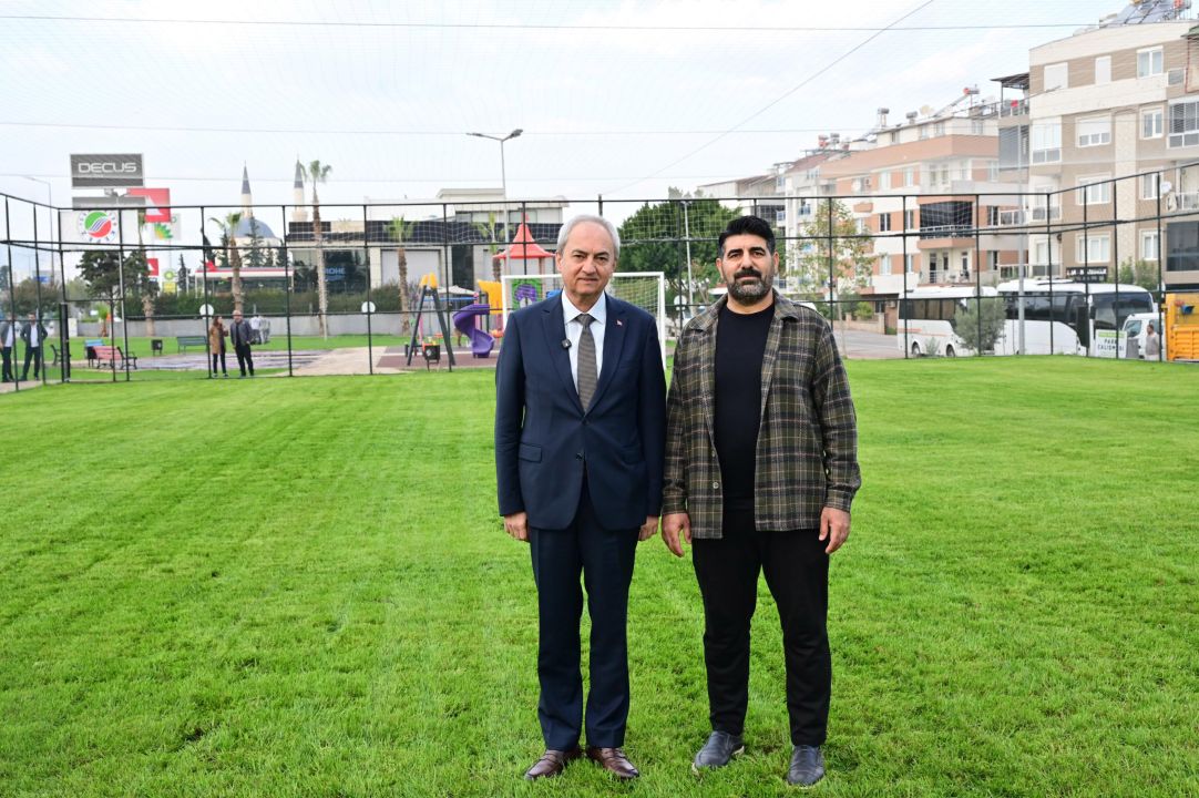 Başkan Kocagöz, çim futbol sahası sözünü yerine getirdi