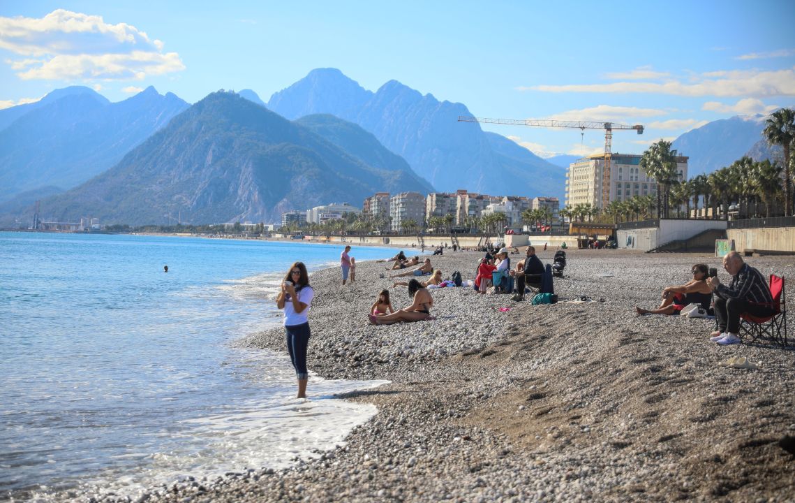 Aralık ayında denize girip, güneşlendiler