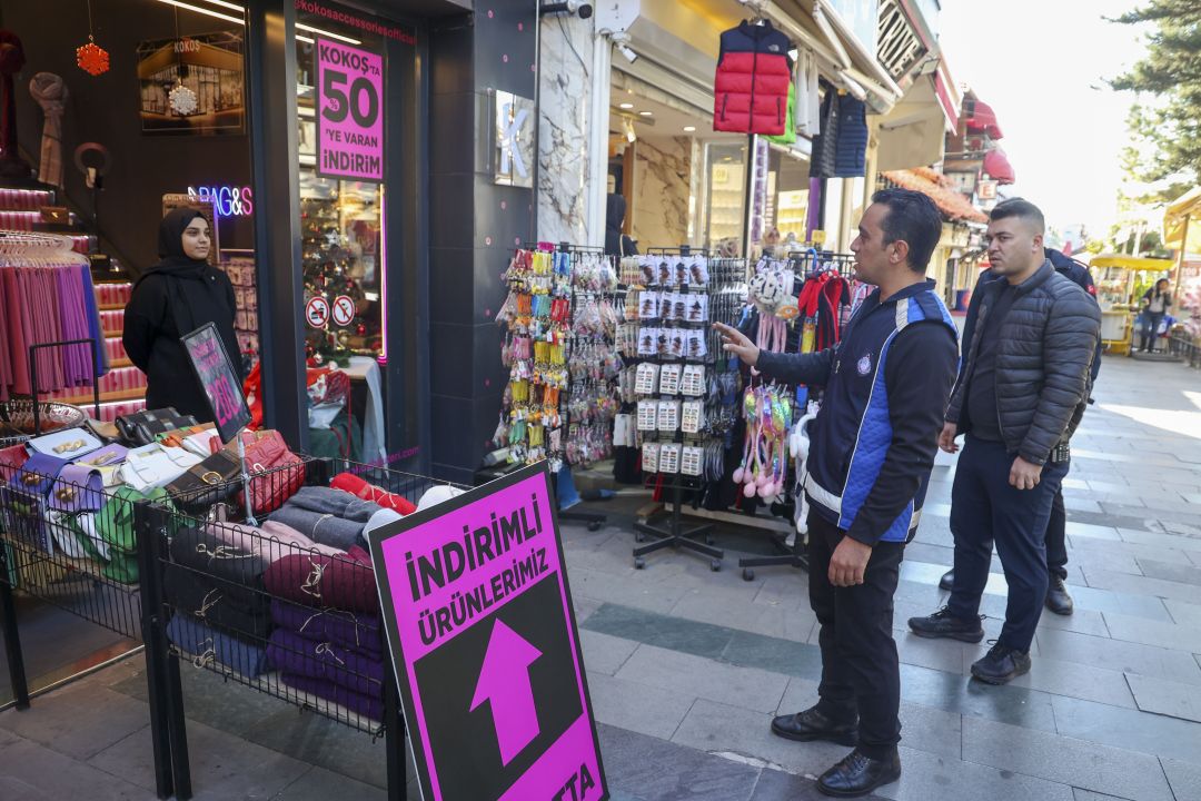 Zabıtadan kaldırım işgallerine sıkı denetim
