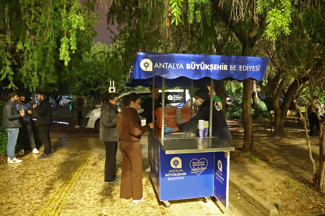 Büyükşehir’den öğrencilere sıcak çorba ikramı