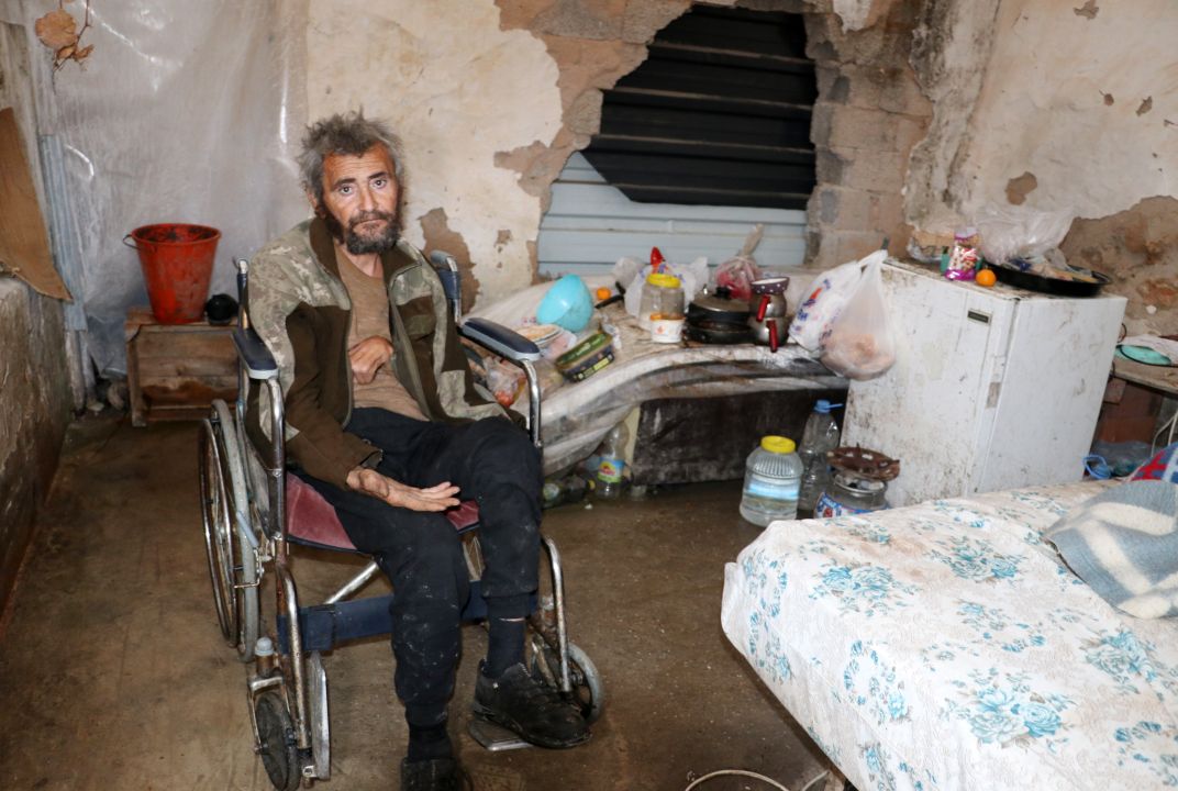 Muşambayla çevrili alanda yaşam mücadelesi