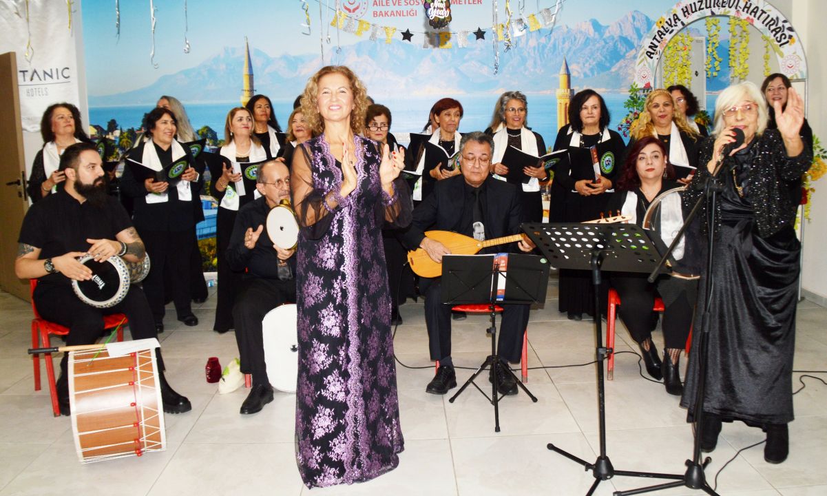 Huzurevinde türkü konseri