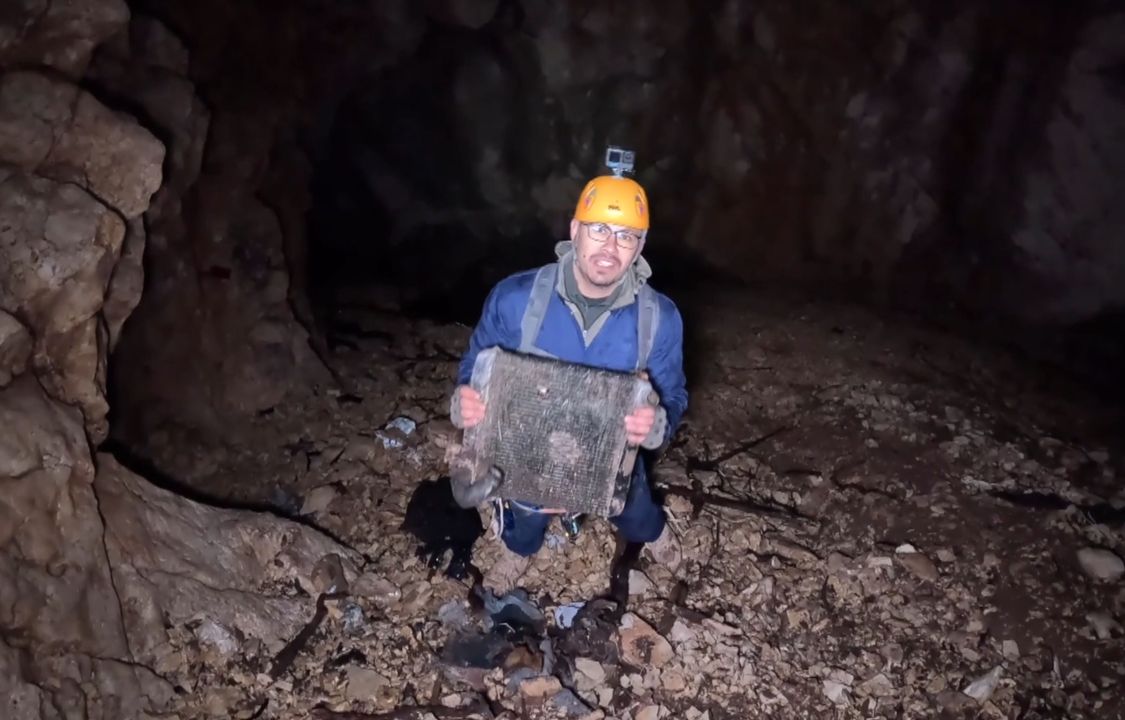 Keşif için girdikleri mağarada hurda otomobille karşılaştılar