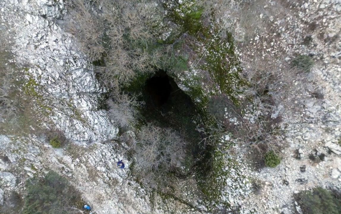 Keşif için girdikleri mağarada hurda otomobille karşılaştılar