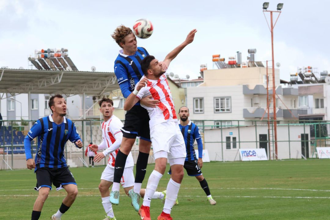 Kırmızı beyazlılardan kendi sahasında 3 puan