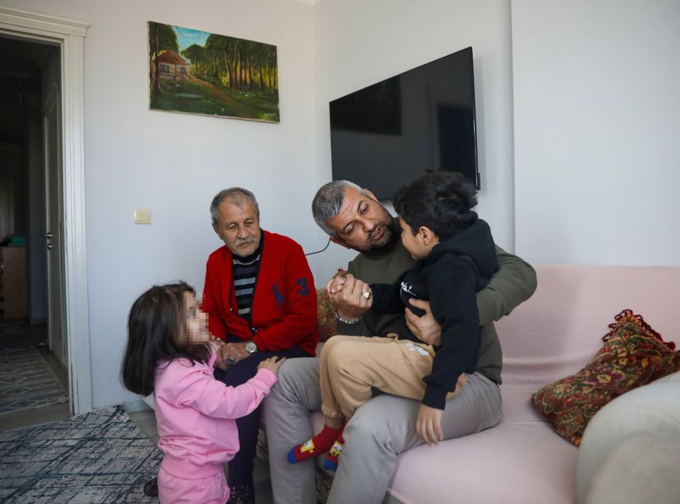 Dede ile 3 torunu, yeni yuvalarına kavuştu