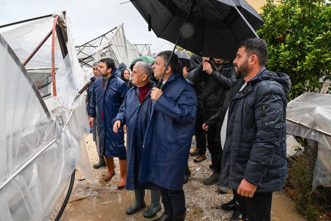 Vali Şahin, Demre ve Kumluca’da zarar gören alanları yerinde inceledi
