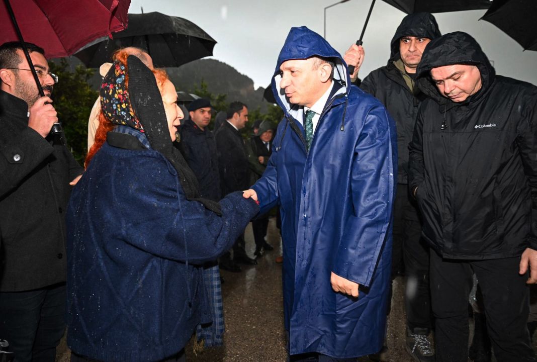 Vali Şahin, Demre ve Kumluca’da zarar gören alanları yerinde inceledi