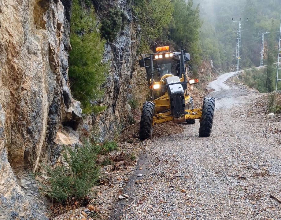 Alanya’da tıkanan menfezler Büyükşehir ekiplerince açıldı