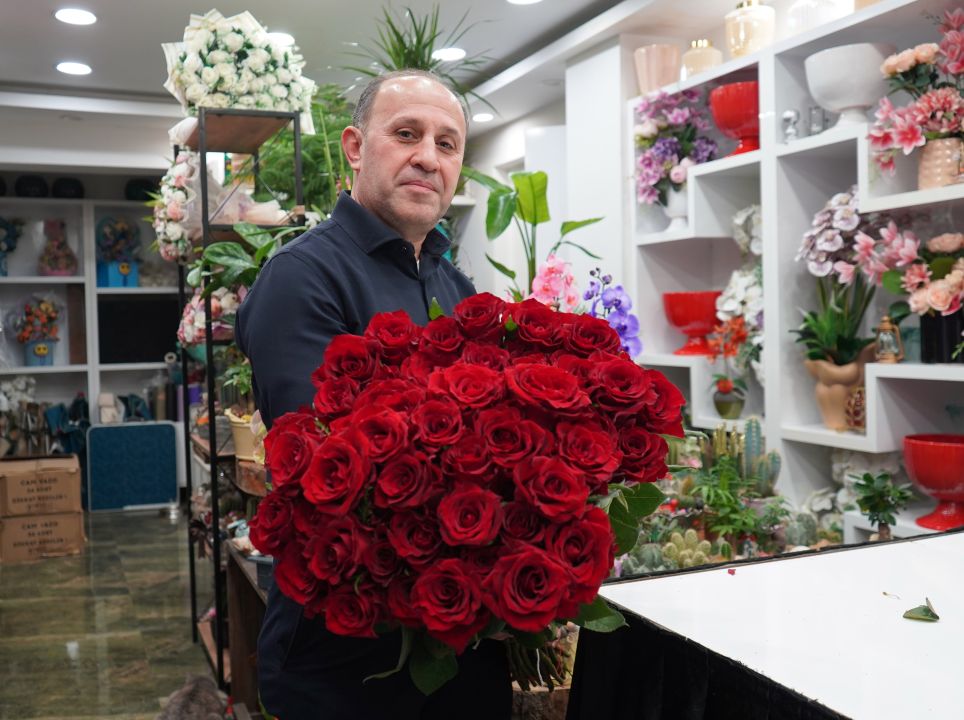 Sevgililer için gül 200, orkide 2 bin liradan başlıyor