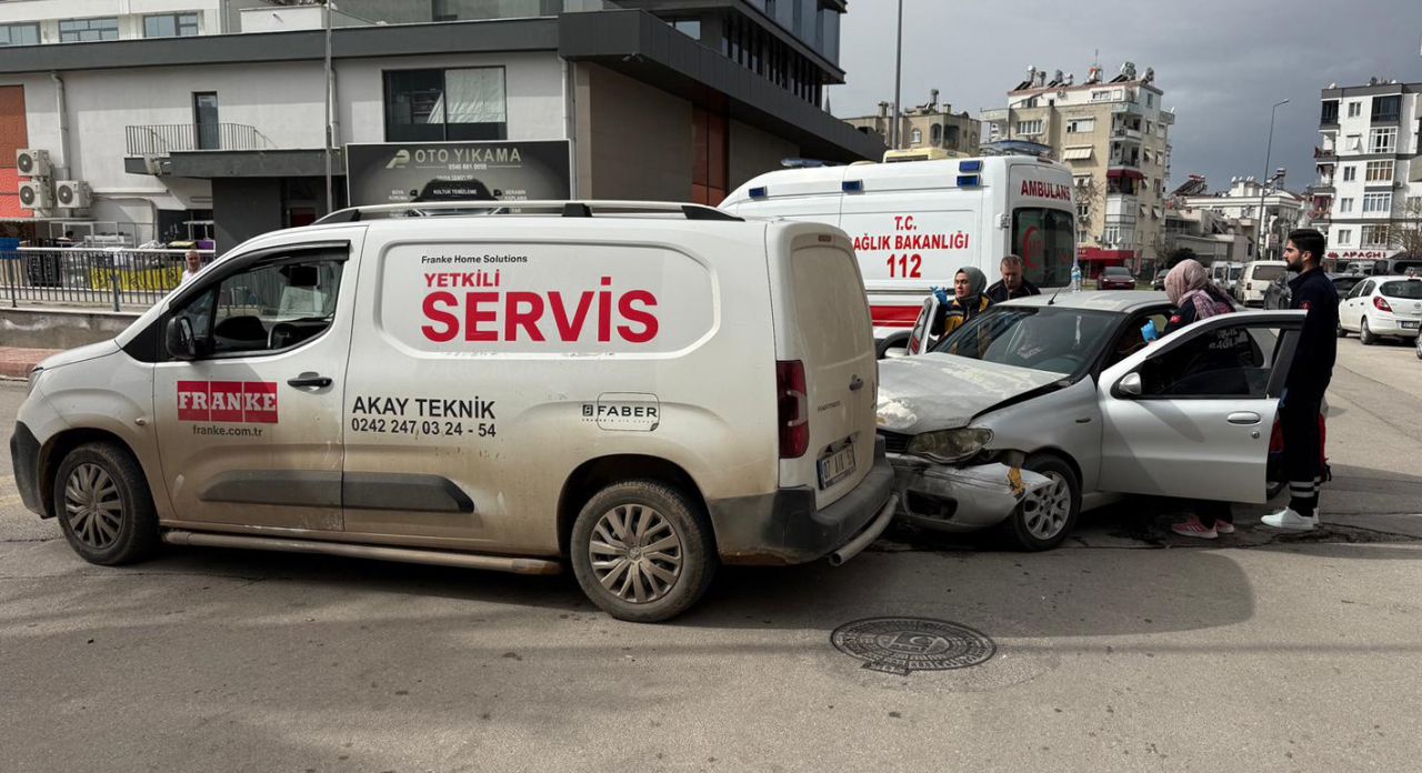 Sürücü, eşi ve kızı kazada yaralandı