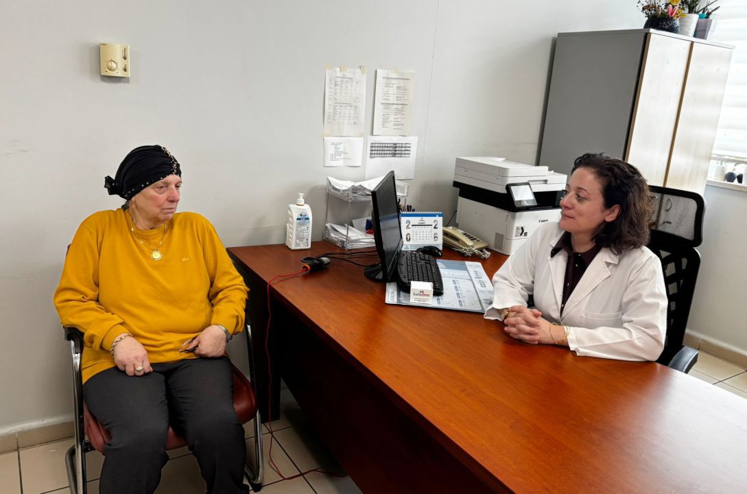 Anneyi Ses Telleri Felç Olan Doktor Kızı İyileştirdi