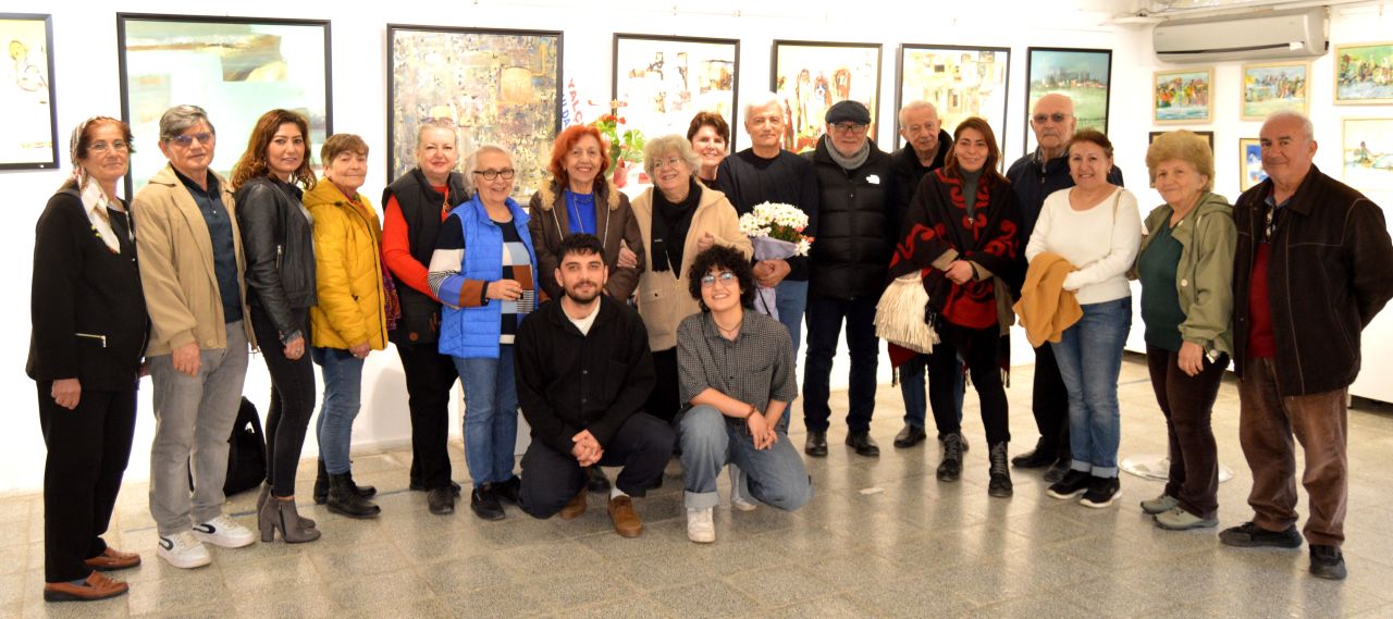 Hem çiziyor hem yazıyor