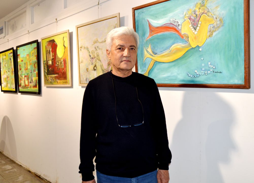 Hem çiziyor hem yazıyor