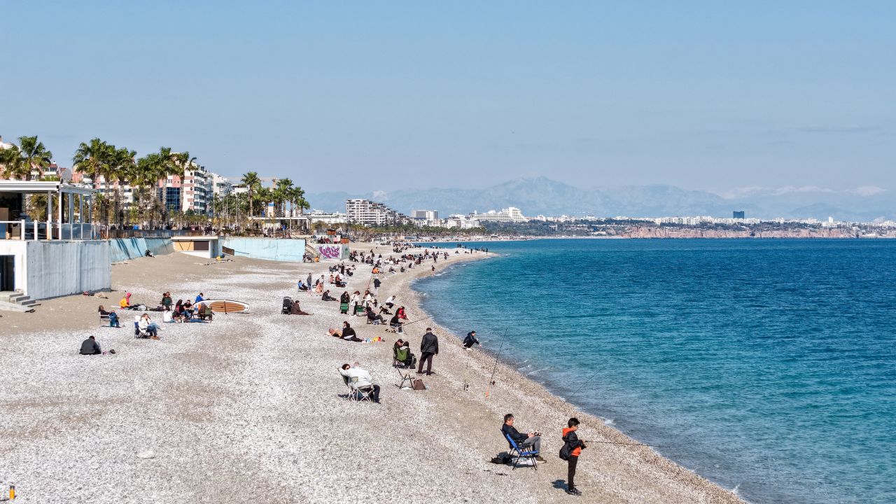 Antalya'da sahilde deniz, zirvede kayak keyfi