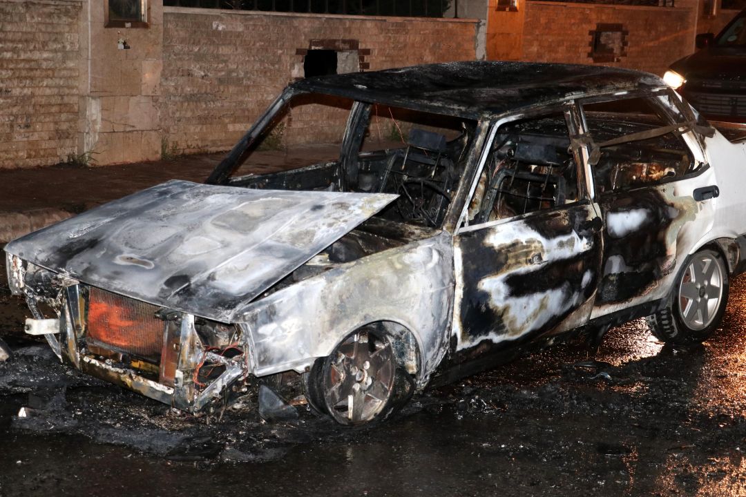 Seyir halindeki otomobil alev alev yandı