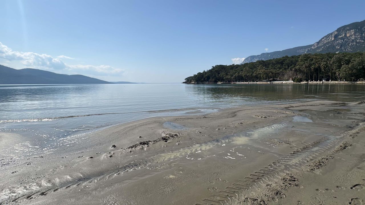Akyaka'da deniz çekildi; Köyceğiz Gölü de normale döndü