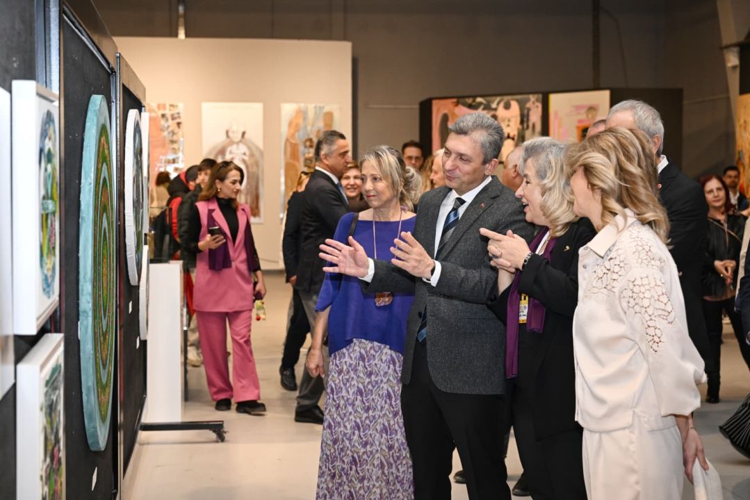 Kadın sanatçıların eserleri 'Cross' sergisinde