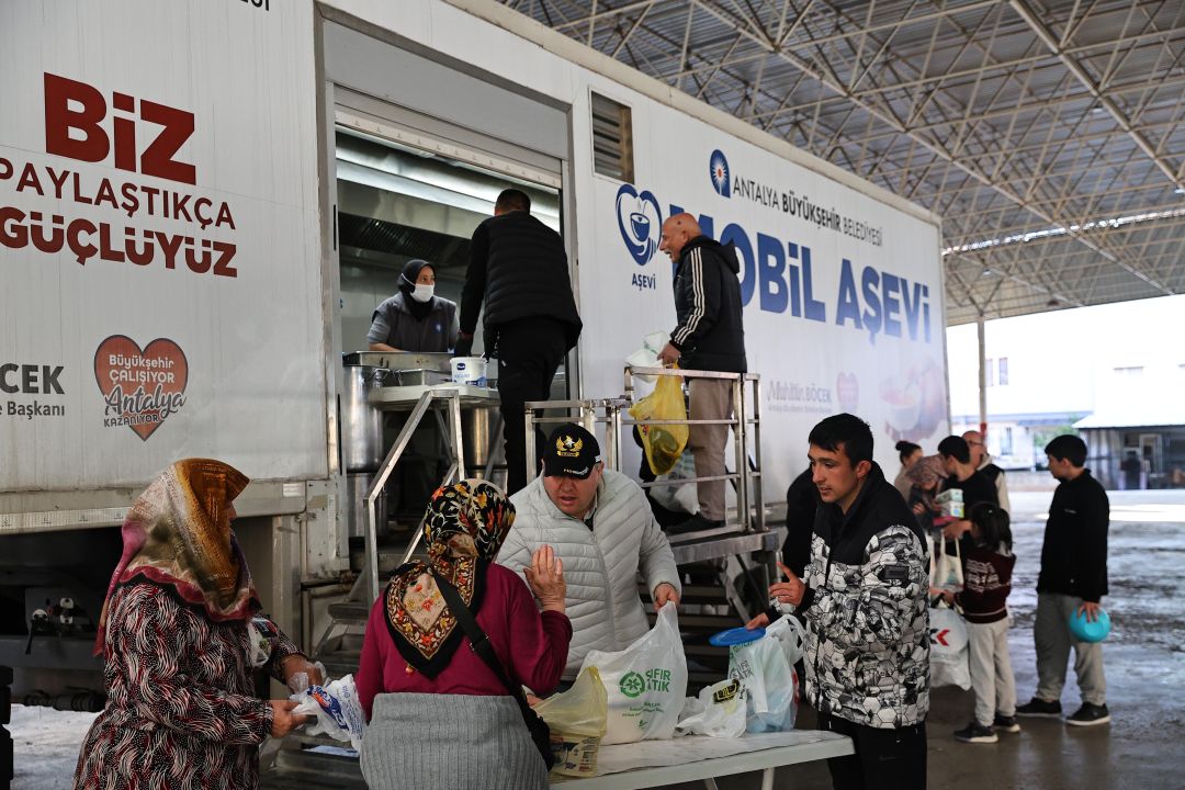 Mobil Aşevi iftar öncesi kent sakinleriyle buluşuyor