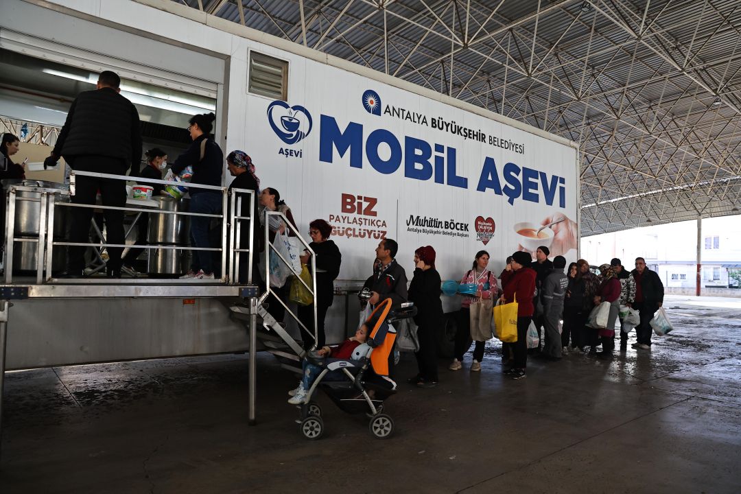 Mobil Aşevi iftar öncesi kent sakinleriyle buluşuyor