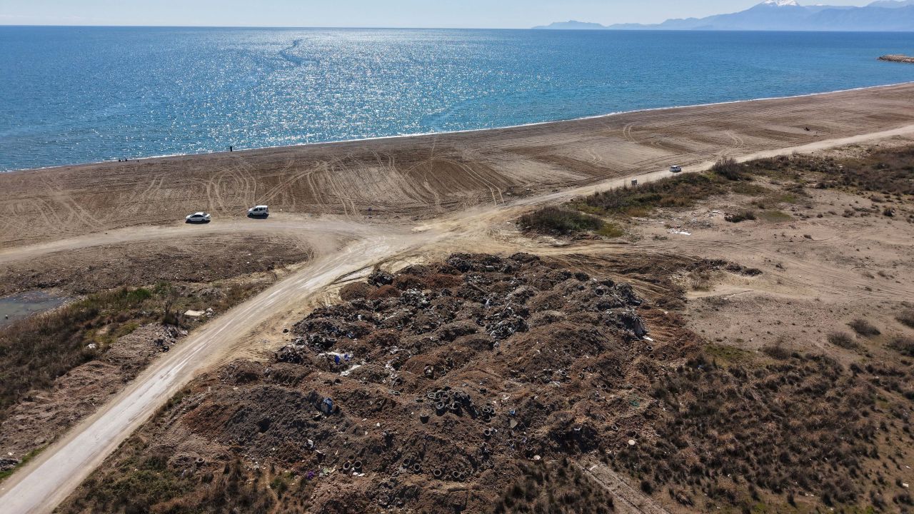 Caretta kumsalındaki temizlik çalışmasında 1500 lağım çukuru tespit edildi