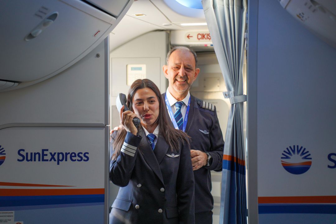 42 yıllık pilot son uçuşunda kokpiti, ilk seferine çıkan kızıyla paylaştı