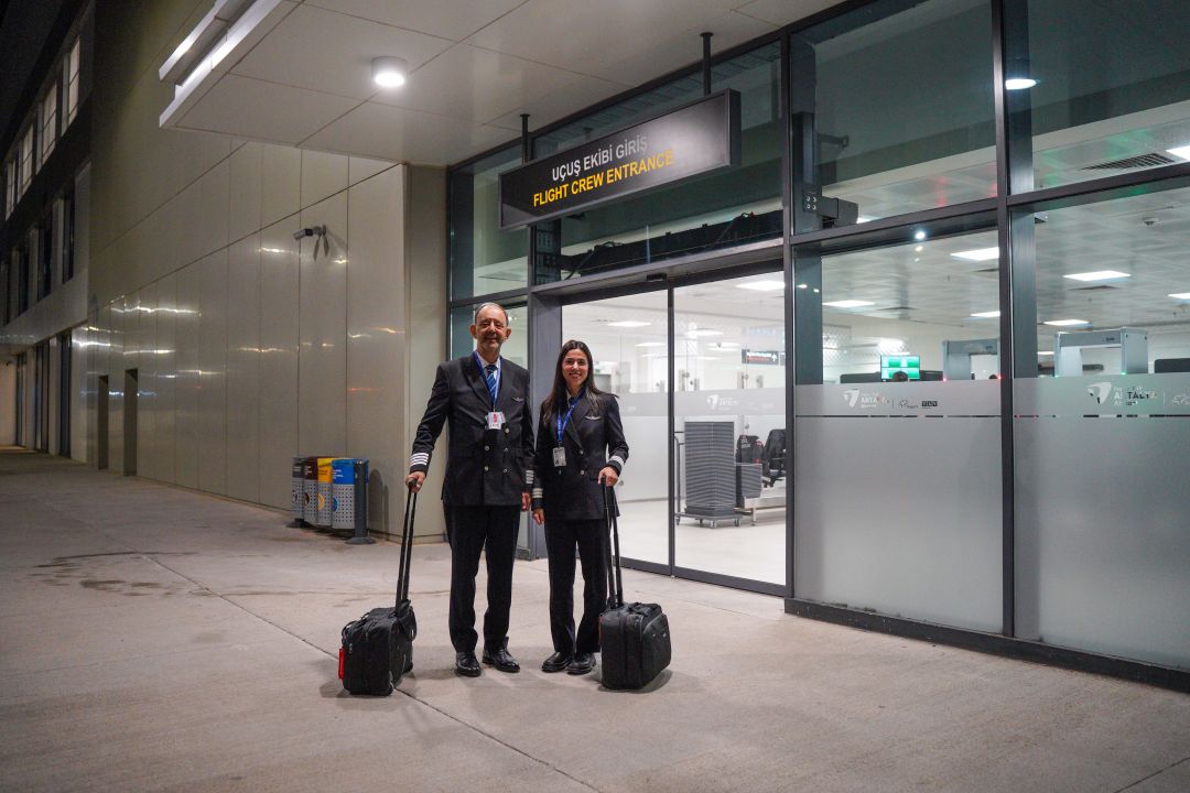 42 yıllık pilot son uçuşunda kokpiti, ilk seferine çıkan kızıyla paylaştı