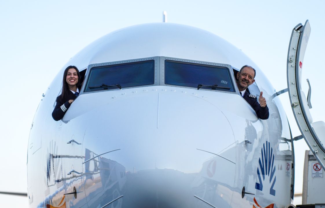 42 yıllık pilot son uçuşunda kokpiti, ilk seferine çıkan kızıyla paylaştı