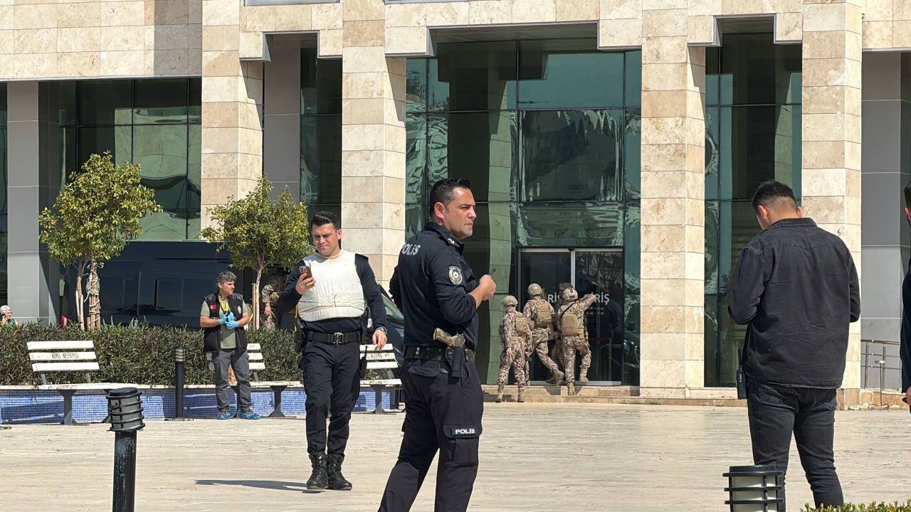 Kaymakamlık binasında ateş açıp, kendini odaya kilitledi