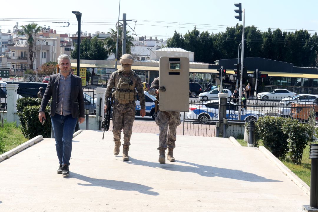 Kaymakamlık binasında ateş açıp, kendini odaya kilitledi