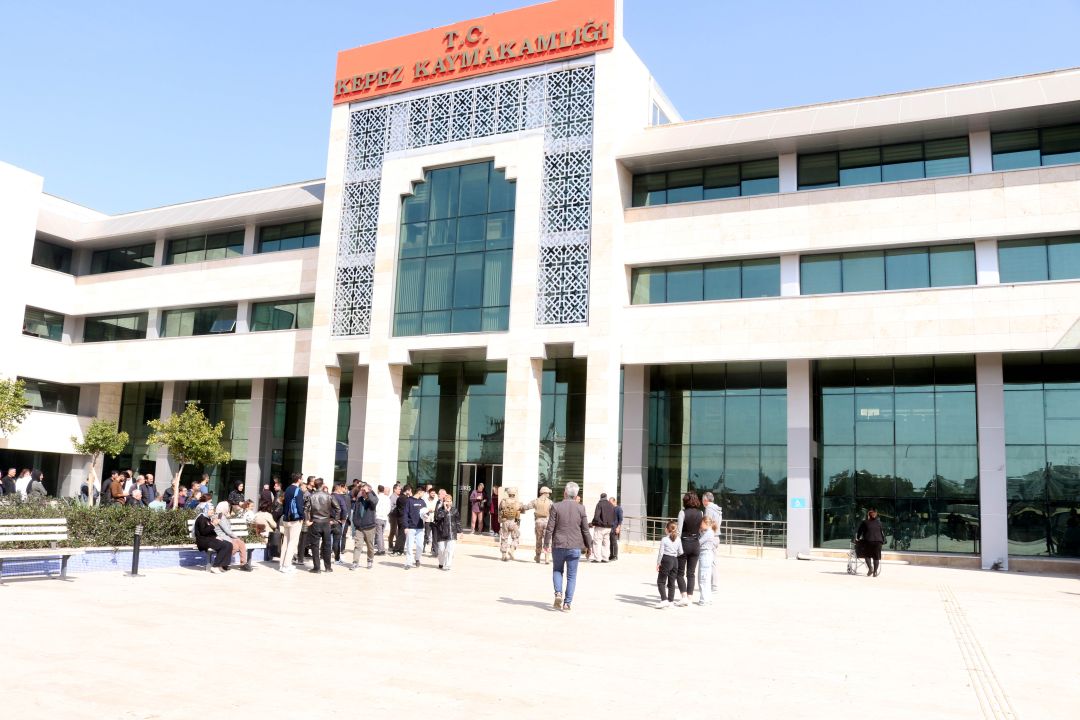 Kaymakamlık binasında ateş açıp, kendini odaya kilitledi